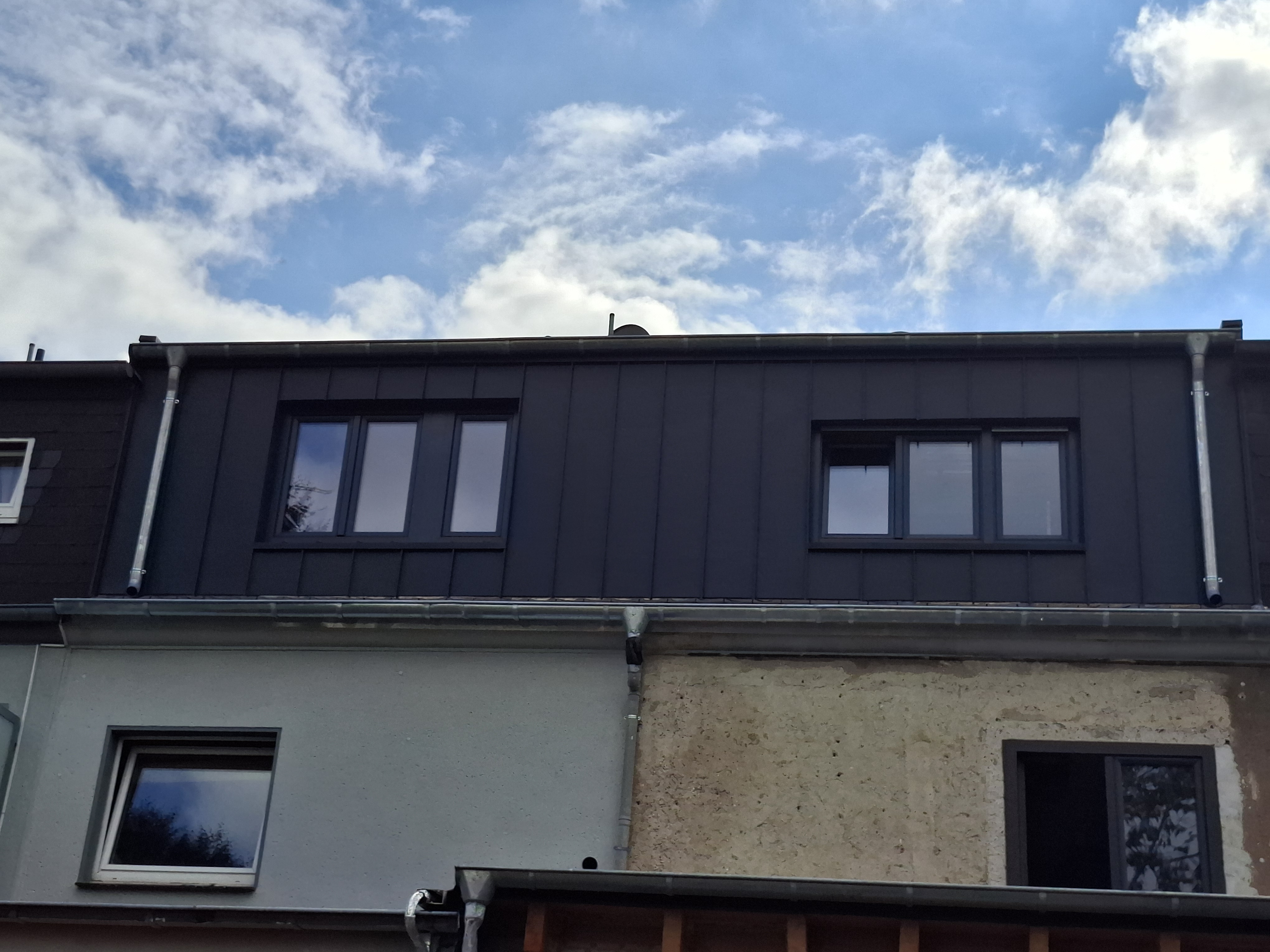 Massivholzbau – CLT-Elemente beim Aufbau