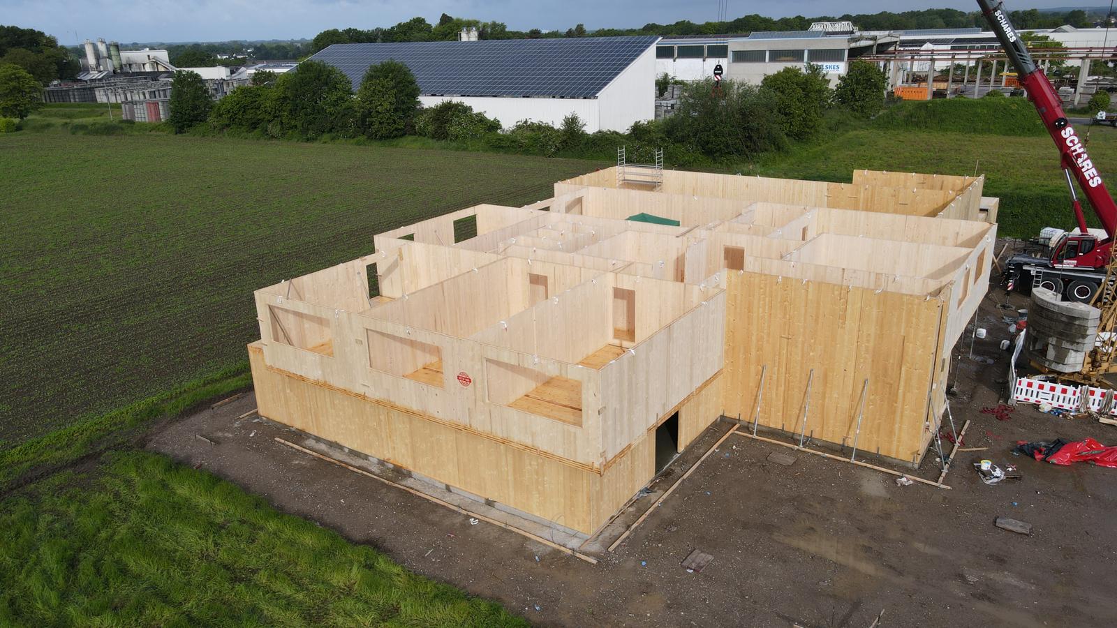 Aufbau eines Gebäudes mit großformatigen CLT Massivholzelementen – Drohnenansicht mit Gesamtkontext