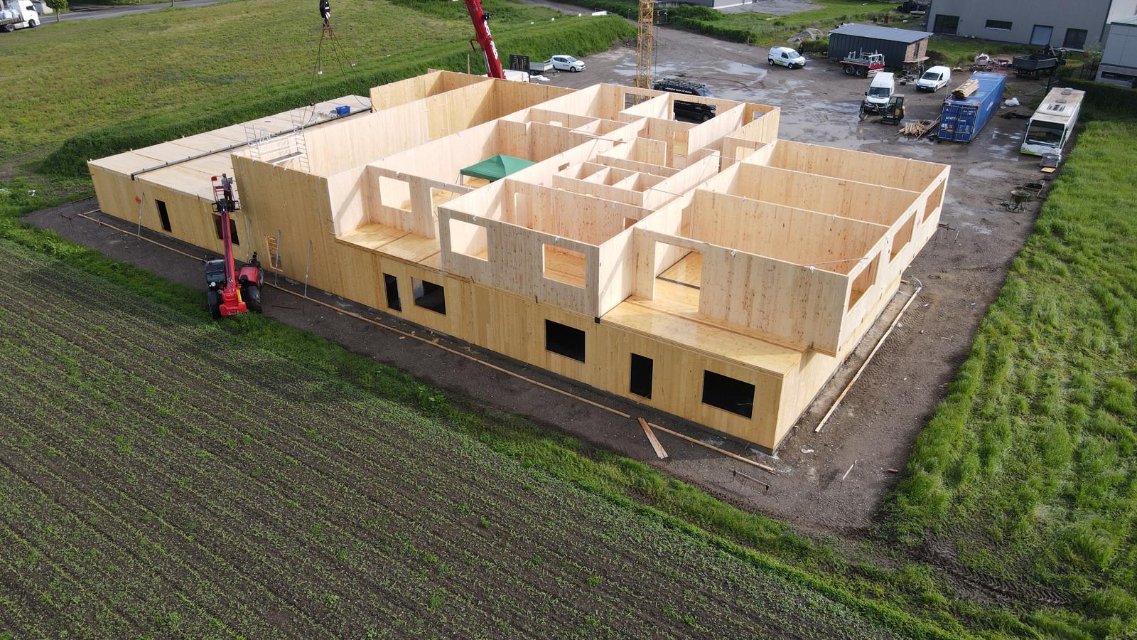 Drohnenaufnahme CLT Massivholzbau – Rohbau mit großformatigen Wandelementen, Zimmerei Thomas Mathia
