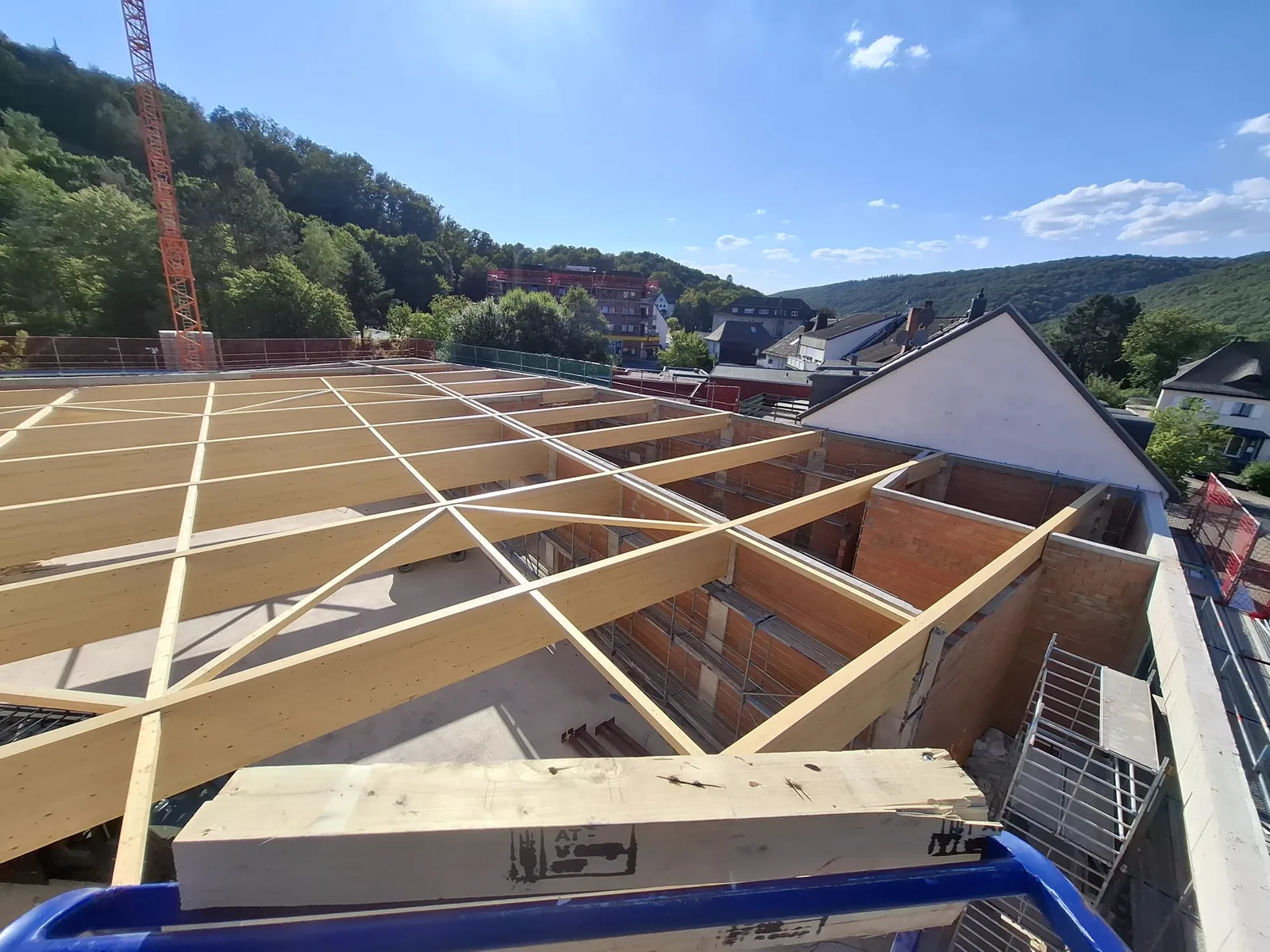 CLT-Massivholzdecke als Dachfläche im Neubau – Zimmerei Mathia Bergisch Gladbach