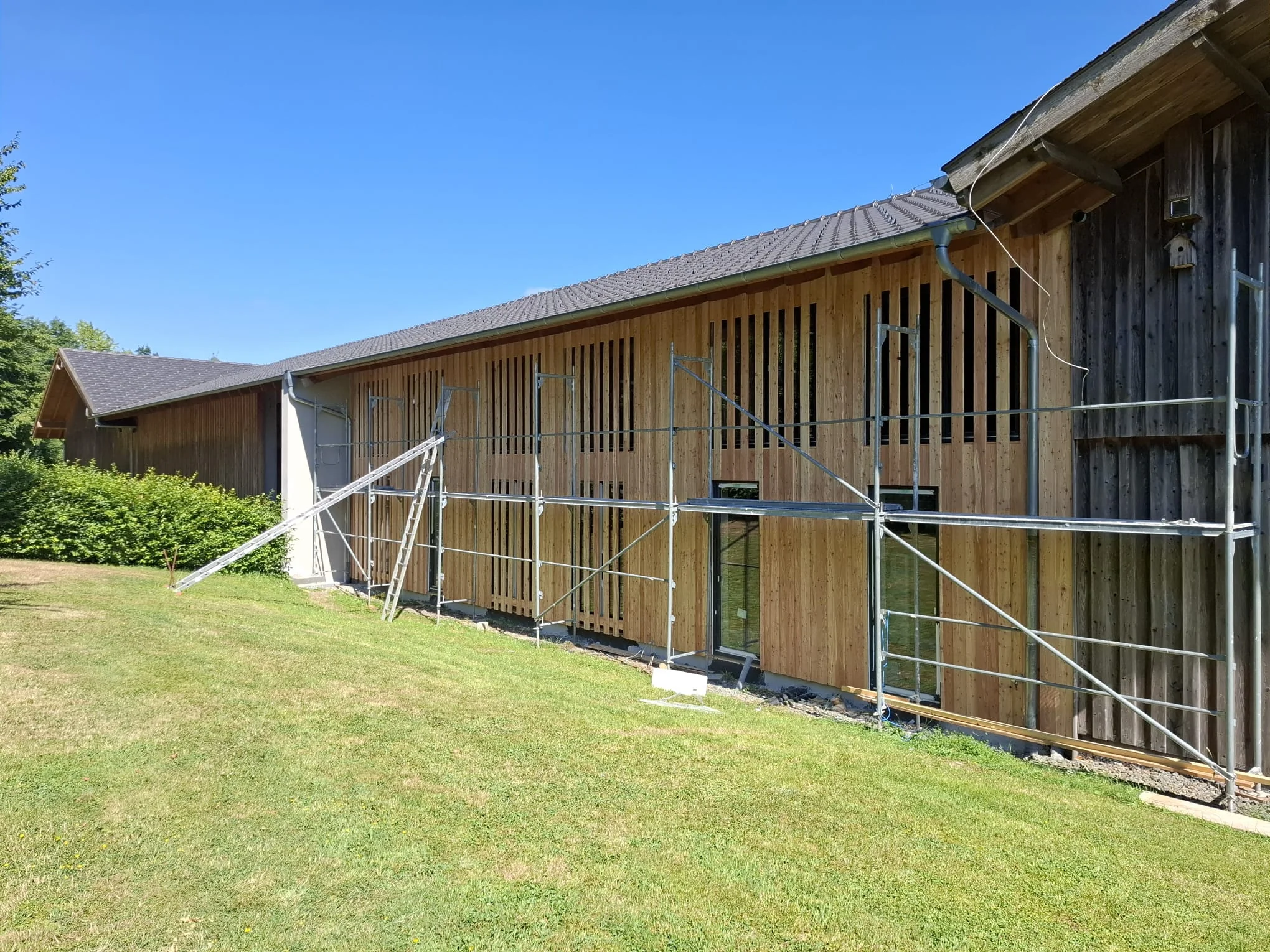 Holzfassade mit Lärchenschalung im Bau – Zimmerei Mathia Bergisch Gladbach