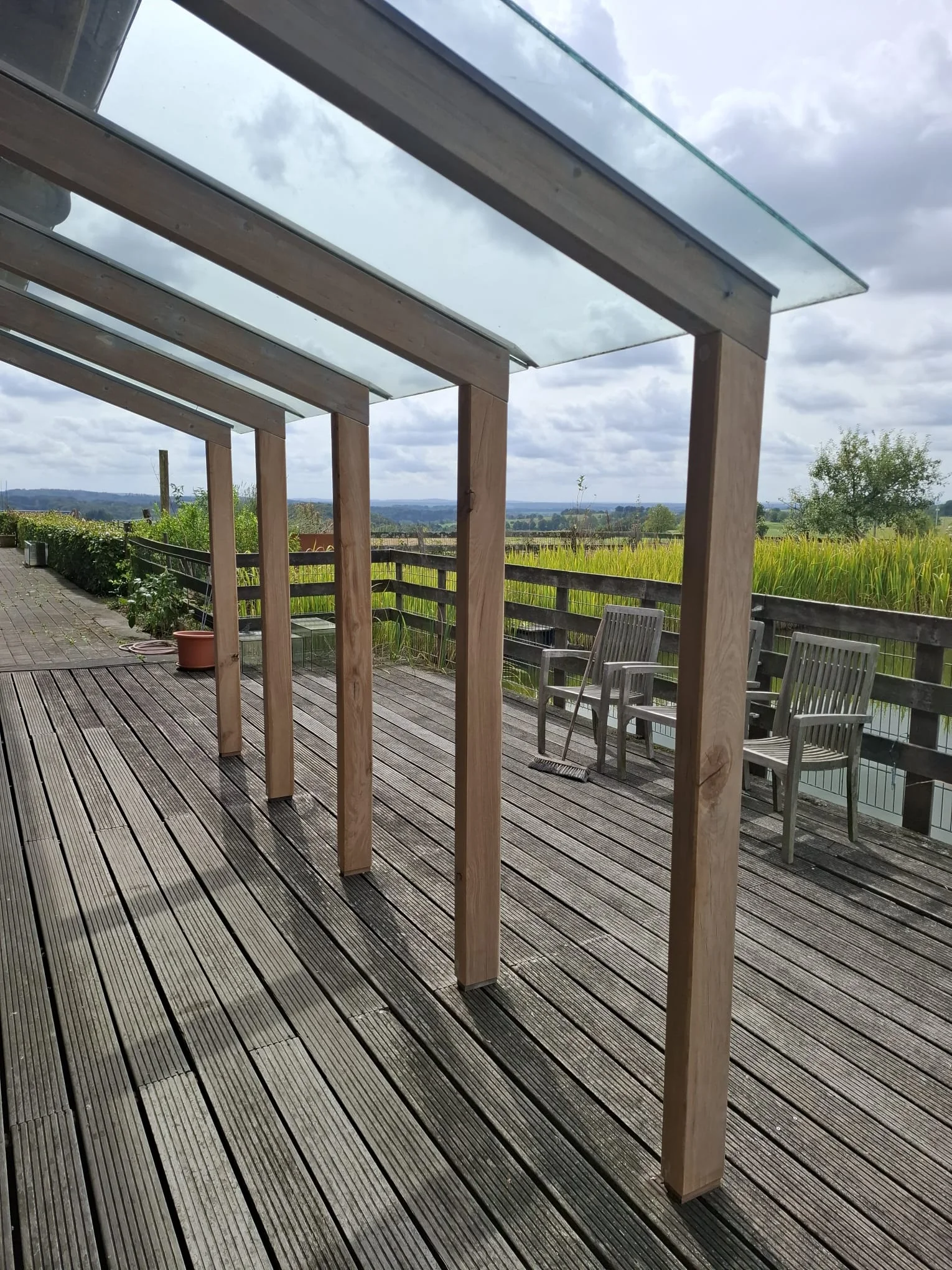 Fertiggestellte Terrassenüberdachung mit Panoramablick – Zimmerei Mathia